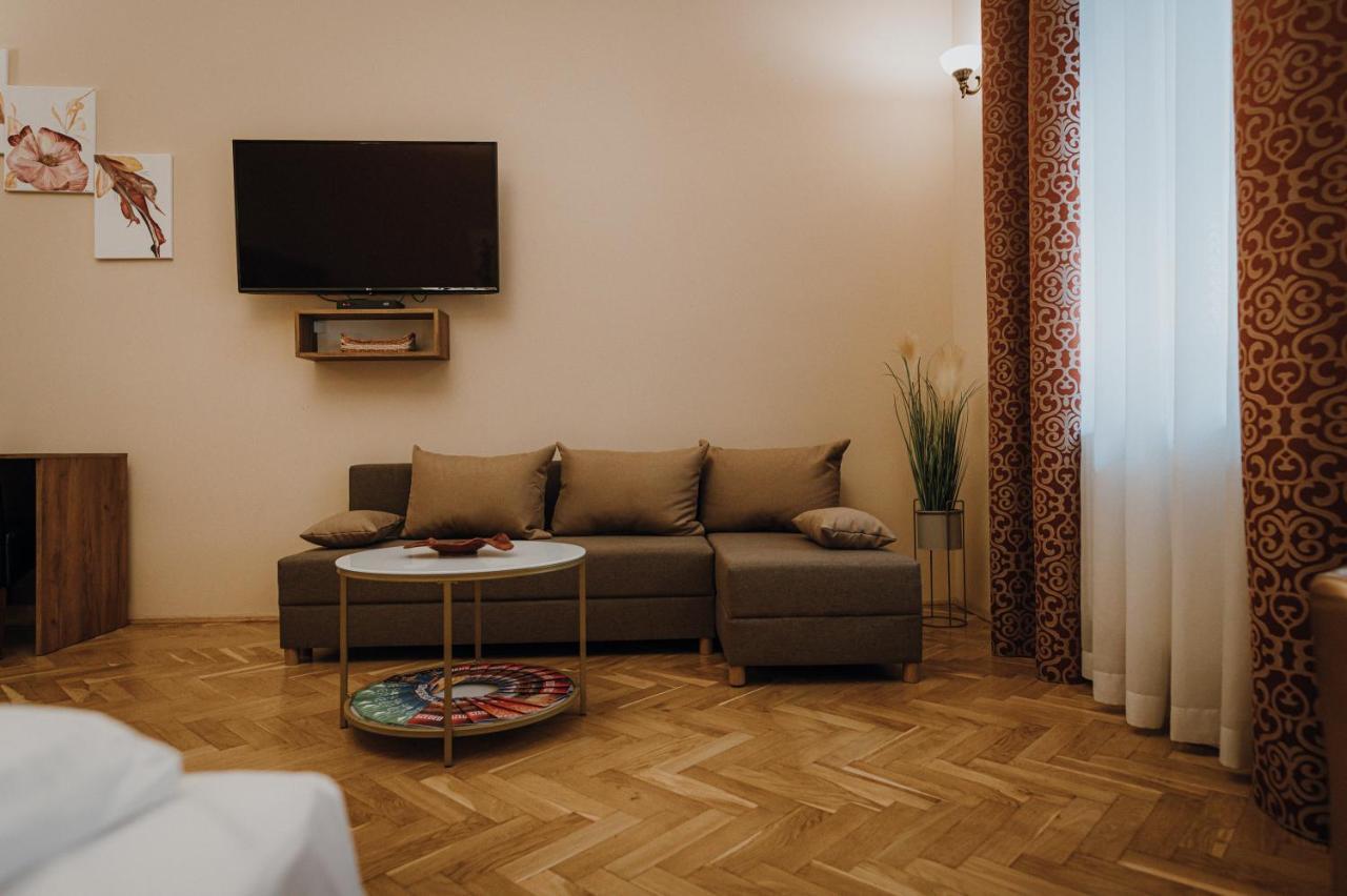 Dozsa Apartman Szeged Buitenkant foto